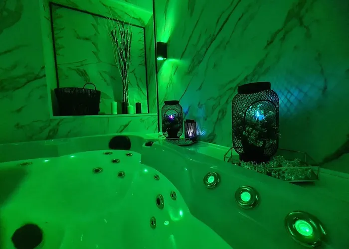 Luxury 9Ine The Exclusive Jacuzzi Apartment