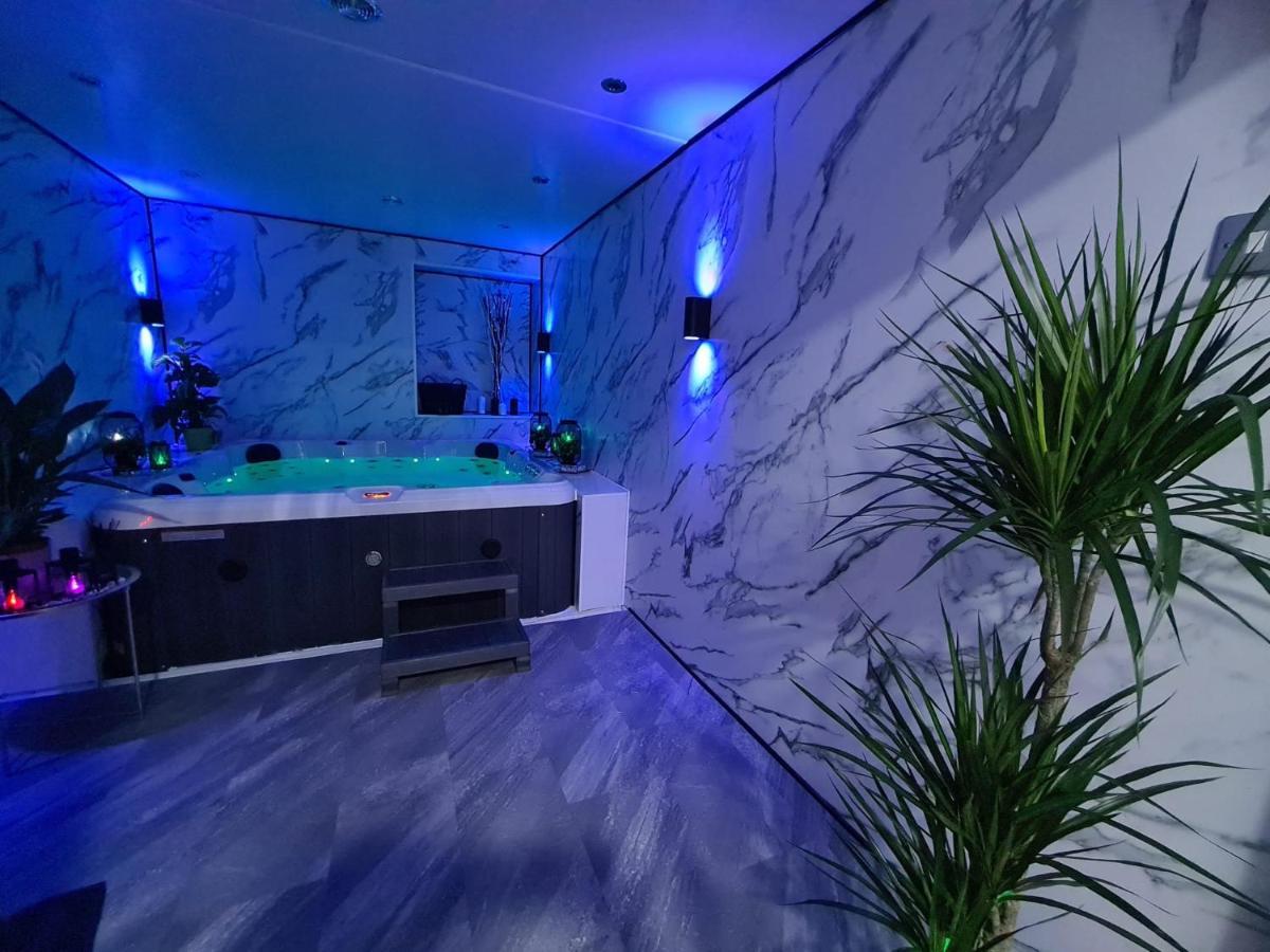 Luxury 9ine The Exclusive Jacuzzi Apartment Birmingham