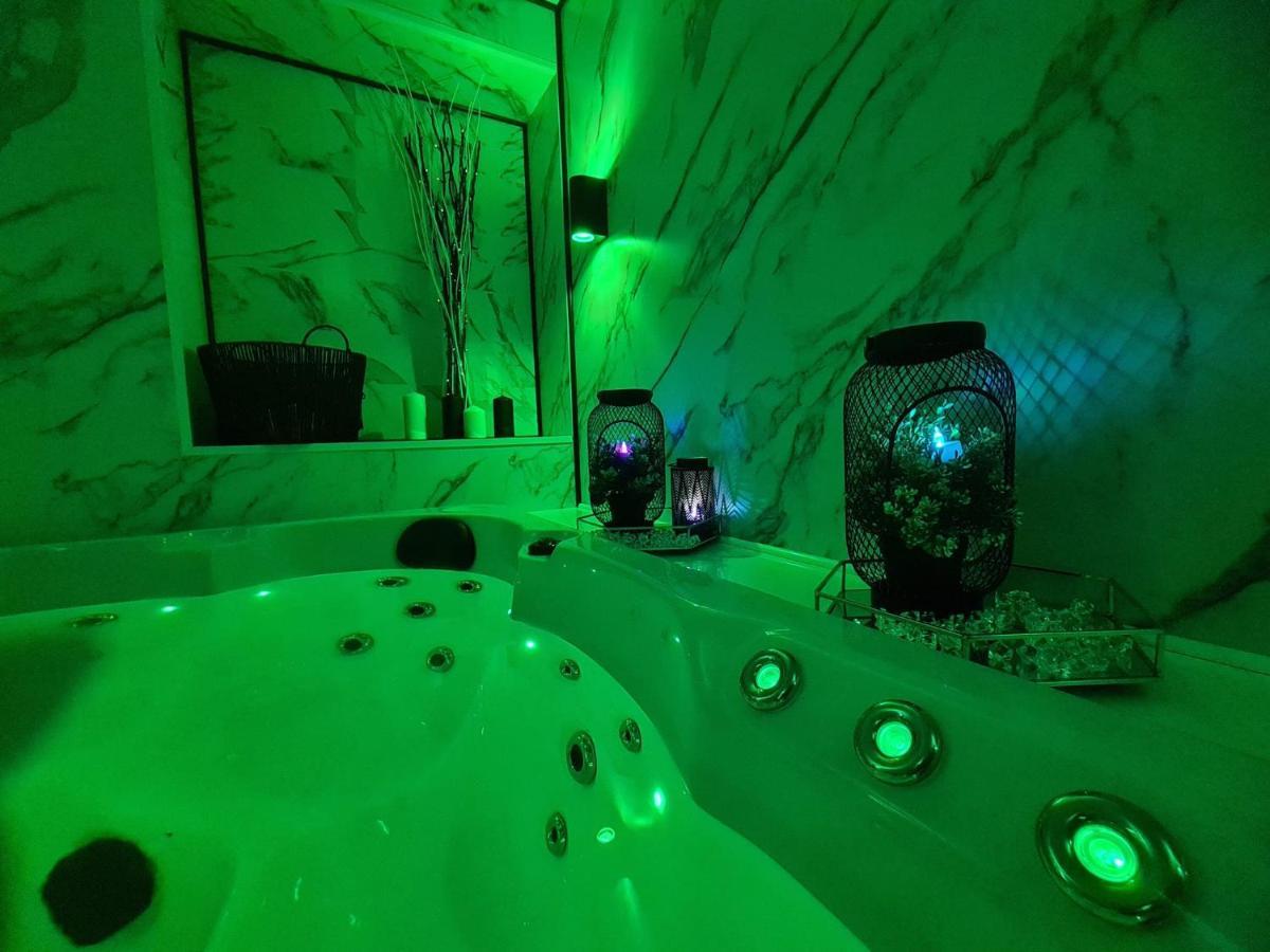 Luxury 9ine The Exclusive Jacuzzi Apartment *